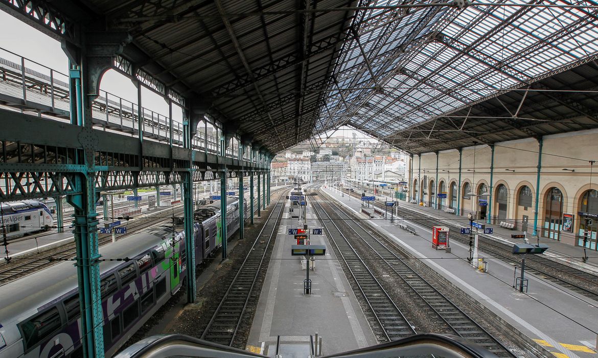 Vista das plataformas vazias na gare de Lyon, durante a greve nacional da SNCF