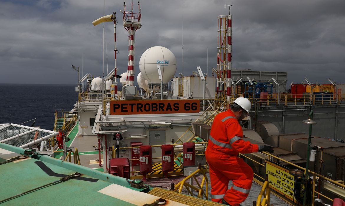 Plataforma da Petrobras na Bacia de Santos, litoral do Rio de Janeiro