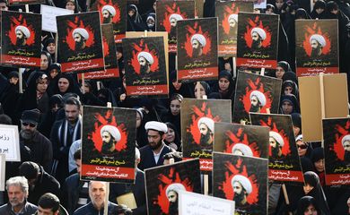 Iranianos protestam contra a execução do líder regiligioso xiita Nimr al-Nimr 