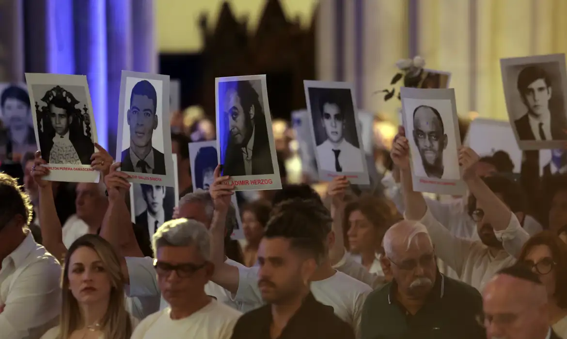 São Paulo (SP), 25/10/2025 - Ato Interreligioso na Igreja da Sé, lembrando o jornalista Vladimir Herzog, morto pelo regime militar no dia 25 de outubro de 1975. Foto: Paulo Pinto/Agência Brasil