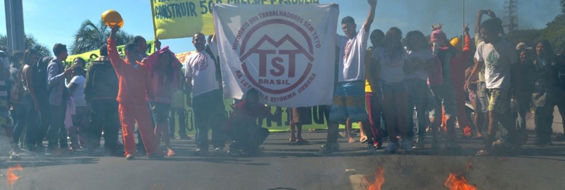Protesto do movimento Copa Pra Quê queima pneus próximo ao Estádio Nacional Mané Garrincha