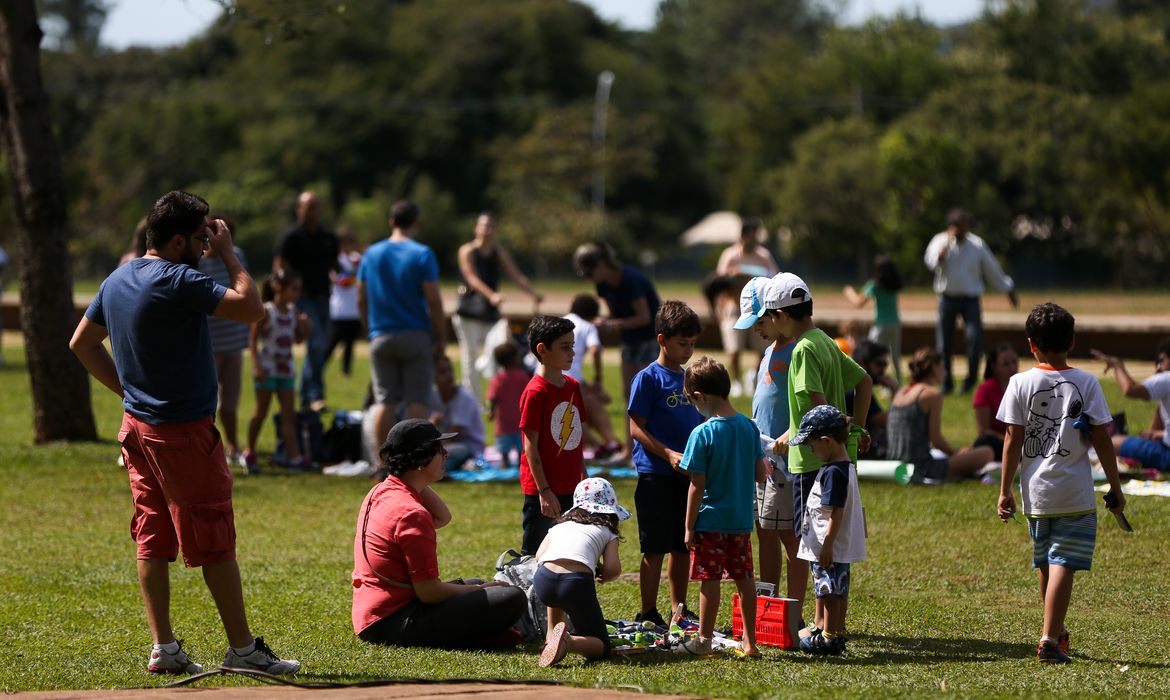 Brasília - Pais e crianças comemoram o Dia Mundial do Brincar, com feira de troca de brinquedos, contação de histórias e brincadeiras tradicionais  (Marcelo Camargo/Agência Brasil)