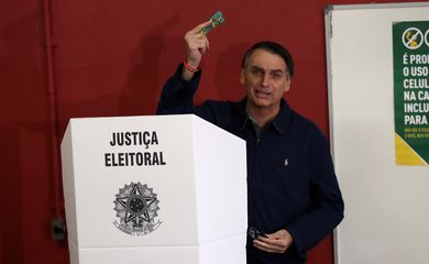 Jair Bolsonaro, far-right lawmaker and presidential candidate of the Social Liberal Party (PSL), casts his vote in Rio de Janeiro, Brazil October 7, 2018. REUTERS/Ricardo Moraes