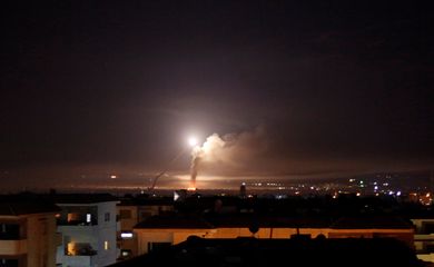 Bombardeio Síria Israel Irã. Fogo de míssil é visto no céu de Damasco
