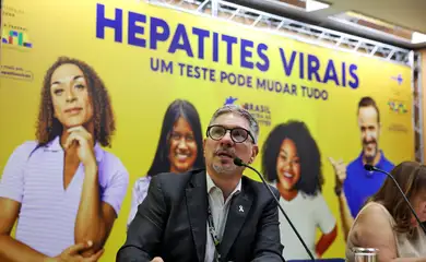 Brasília (DF), 08/07/2025 - O coordenador-geral de Vigilância de Hepatites Virais, Mário Gonzales, durante lançamento da campanha publicitária nacional para eliminação das hepatites virais no país. A campanha, que reforça a importância da testagem, vacinação e tratamento, faz parte da mobilização do Julho Amarelo, mês dedicado à conscientização sobre o tema. Foto: Valter Campanato/Agência Brasil