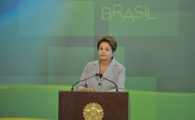 A presidenta Dilma Rousseff  faz pronunciamento comentando o falecimento do candidato do PSB à Presidência, Eduardo Campos (Fabio Rodrigues Pozzebom /Agência Brasil)