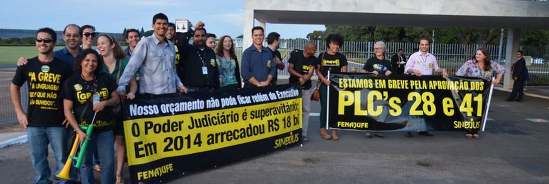 Servidores do Judiciário protestam em frente ao Alvorada