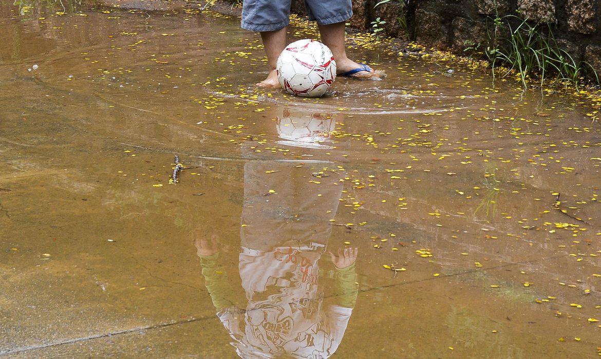 Porto Alegre - Nos dias de chuva as atividades físicas são suspensas na Escola Municipal Ana Íris do Amaral (Valter Campanato/Agência Brasil)