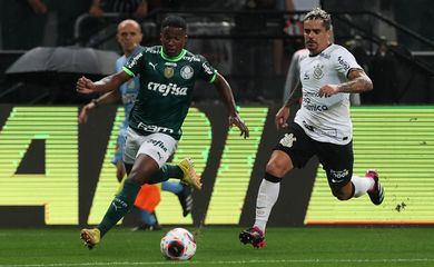 O jogador Rony, da SE Palmeiras, cabeceia para marcar seu gol contra a equipe do SC Corinthians P, durante partida válida pela nona rodada, do Campeonato Paulista, Série A1, na Neo Química Arena. (Foto: Cesar Greco/Palmeiras/by Canon)