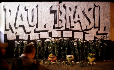 Homenagens às vítimas do tiroteio na escola Raul Brasil, em Suzano, São Paulo.