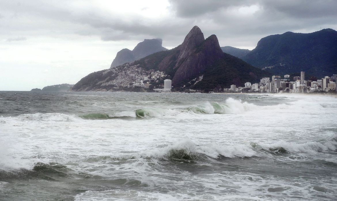 Rio de Janeiro - Frente fria provoca ressaca no mar. Praia do Arpoador, zona sul da cidade (Tânia Rêgo/Agência Brasil)