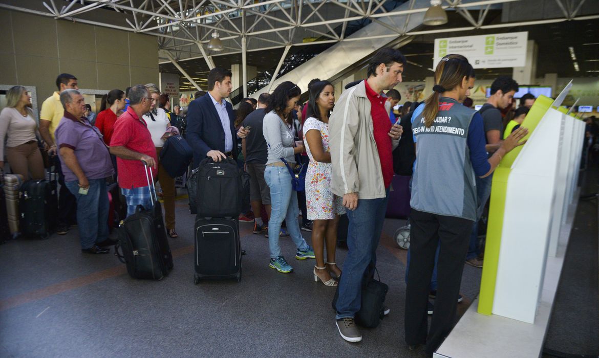 Brasília - Passageiros enfrentam fila nos aeroportos do país. Começam a valer as novas determinações da Agência Nacional de Aviação Civil para garantir maior segurança nos voos (José Cruz/Agência Brasil)