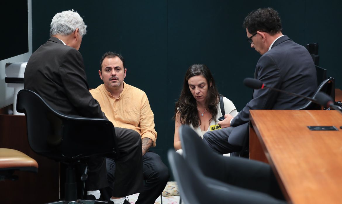 Glauber Braga passa noite no cho da Cmara aps pedido de cassao