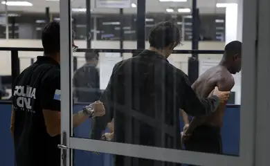 Rio de Janeiro (RJ), 28/10/2025 - Durante operação Contenção da policia contra o Comando Vermelho, detidos são conduzidos para a Cidade da Polícia Civil. Foto: Fernando Frazão/Agência Brasil