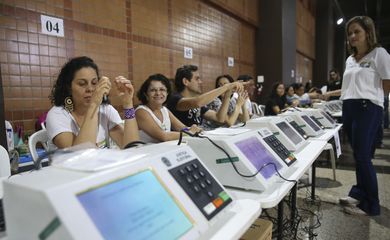  Eleitores que estão fora do domicílio eleitoral justificam a ausência na votação em um posto localizado em um shopping no centro de Brasília.