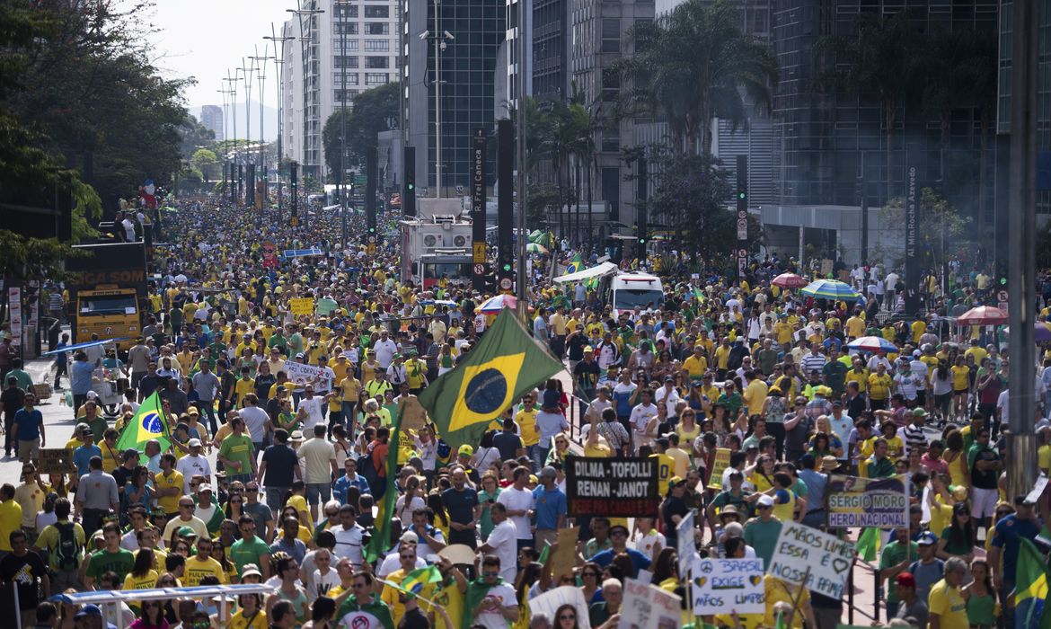 Manifestações convocadas por organizações contrárias ao governo ocorrem na Avenida Paulista  (Marcelo Camargo/Agência Brasil)