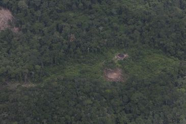 Malocas de aldeias Yanomamis na região do Surucucu, dentro da Terra Indígena Yanomami, Oeste de Roraima, avistadas em sobrevoo da Força Aéra Brasileira para lançamendo de suprimentos em ajuda humanitária. 