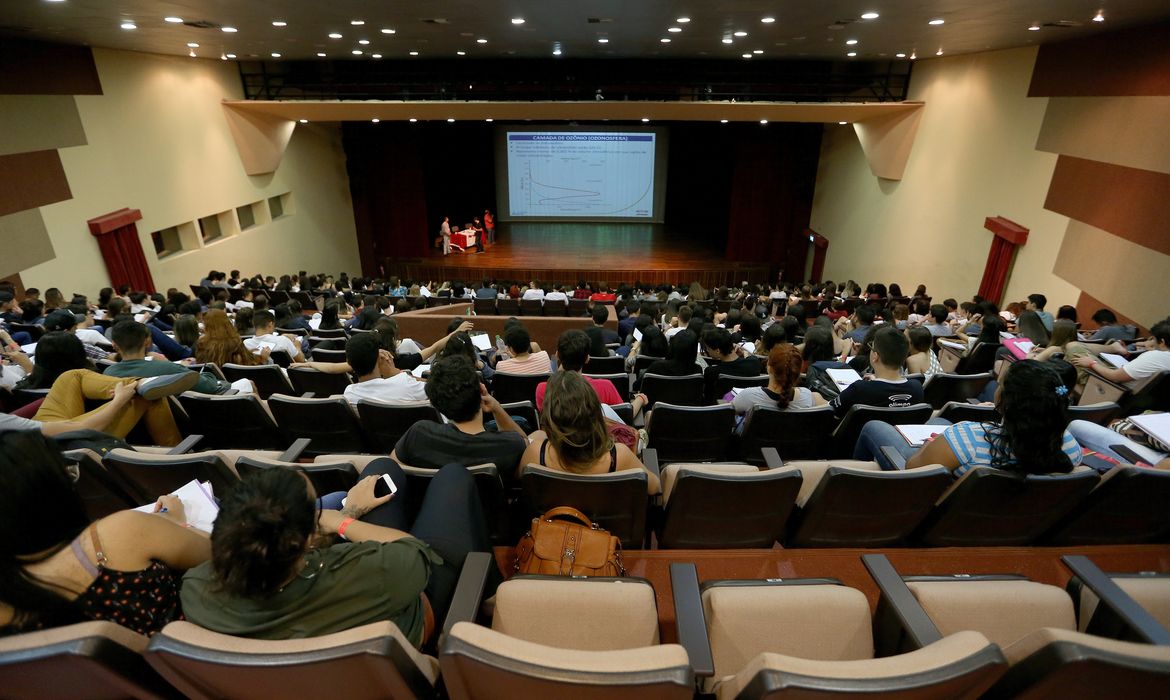 Brasília - Aulão Solidário no Teatro Ulysses Guimarães revisa conteúdo para estudantes que fazem provas do Enem neste fim de semana (Wilson Dias/Agência Brasil)