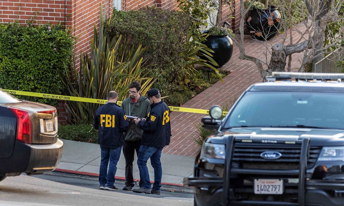 Agentes do FBI trabalham em frente à casa da presidente da Câmara dos EUA, Nancy Pelosi, em São Francisco.