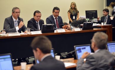 Brasília - O deputado Rogério Rosso, presidente da comissão especial que analisa o impeachment da presidenta Dilma Rousseff, o relator do processo, deputado Jovair Arantes  e o deputado Maurício Quintella durante reuniãona Câmara dos