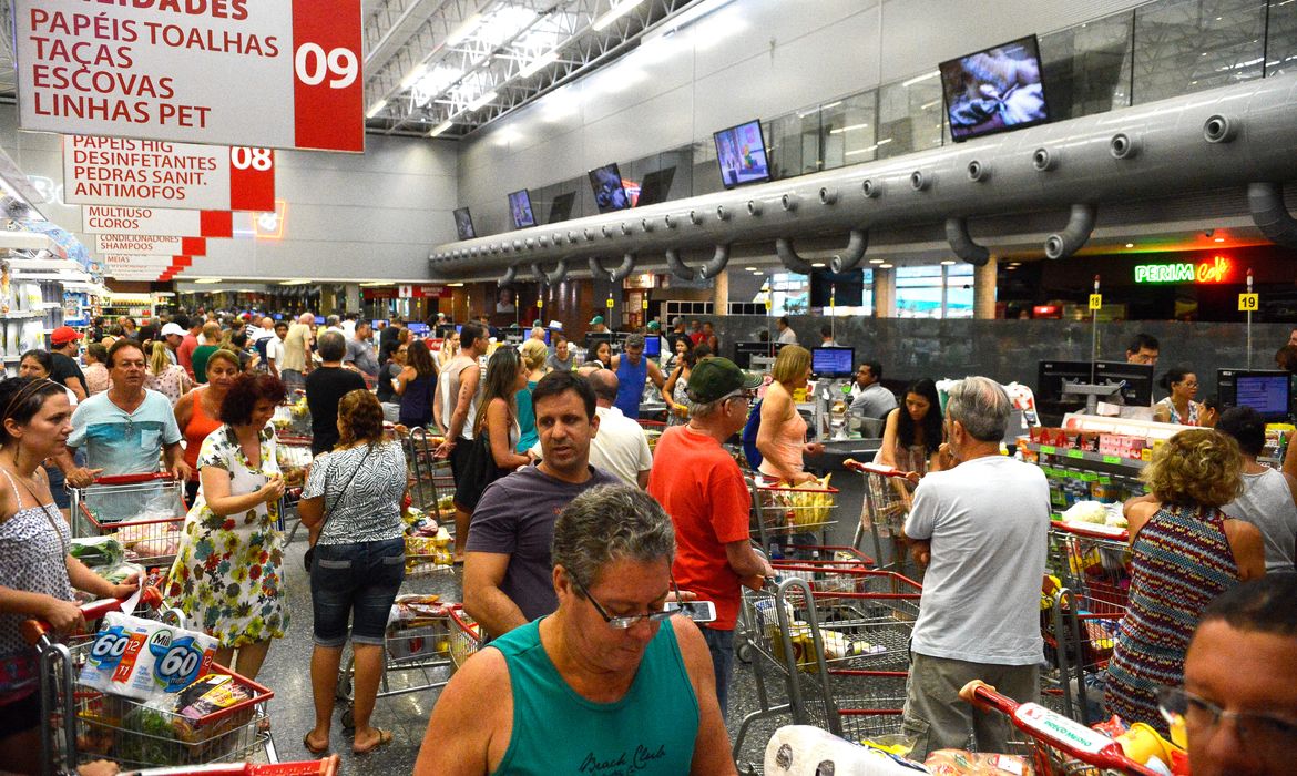 Vitória (ES) - Supermercados lotados com filas nos caixas e na entrada funcionam com horário reduzido (Tânia Rêgo/Agência Brasil)