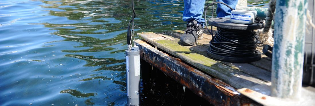 Técnico do Instituto Estadual do Ambiente do Rio, na Lagoa Rodrigo de Freitas, mostra a sonda multiparamétrica, que informa as condições da água.
