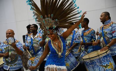 Rio de Janeiro - Passistas e músicos da escola de samba Beija-Flor de Nilópolis recepcionam passageiros e turistas no Aeroporto Santos Dumont (Fernando Frazão/Agência Brasil)
