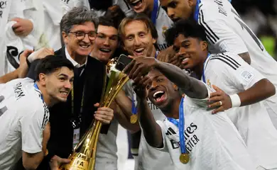 Soccer Football - Intercontinental Cup - Final - Real Madrid v Pachuca - Lusail Stadium, Lusail, Qatar - December 18, 2024 Real Madrid's Vinicius Junior takes a selfie with teammates during the trophy lift REUTERS/Ibraheem Abu Mustafa     TPX IMAGES OF THE DAY