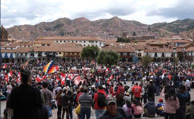 Manifestantes se reúnem em Cuzco em meio ao estado de emergência no Peru