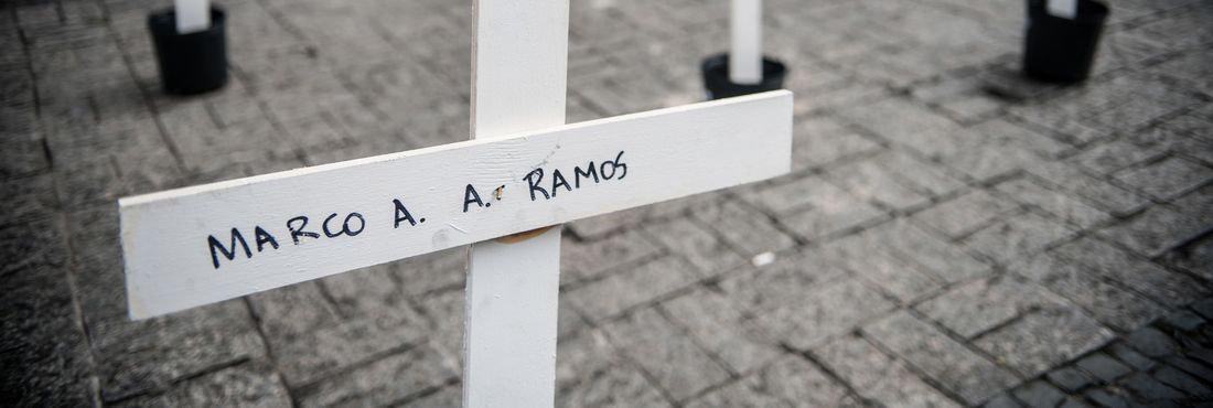 Cruzes com nomes dos 111 mortos lembram Massacre do Carandiru