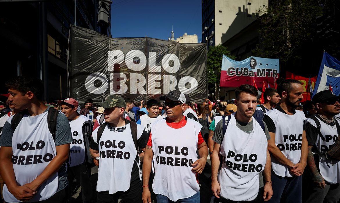 Manifestantes protestam contra medidas de austeridade do novo presidente da Argentina Javier Milei, em Buenos Aires 20/12/2023 REUTERS/Agustin Marcarian