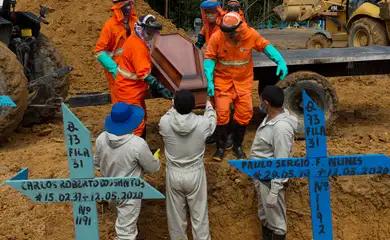 Manaus (AM) - Fotografia feita em 17/006/2020 - Especial 3 anos de pandemia, Impactos da pandemia. Funcionários do Cemitério Tarumã na cidade de Manaus, sepultam  vitima do covid-19 . Foto: Alex Pazuello/Semcom/Prefeitura de Manaus