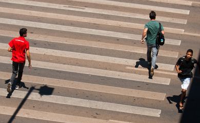 A implantação da faixa de pedestres no Distrito Federal completa 18 anos, depois de uma forte campanha realizada pelo respeito à faixa e a maioria dos motoristas do DF aderiu  (Marcello Casal Jr/Agência Brasil)