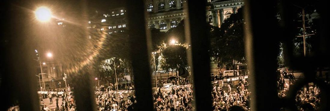 Manifestação na Câmara Municipal de Rio de Janeiro em apoio a ocupação que permanece no prédio desde sexta-feira reuniu cerca de 2 mil pessoas nesta segunda-feira (12)