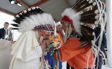 Papa Francisco se encontra com lideranças indígenas durante visita ao Canadá