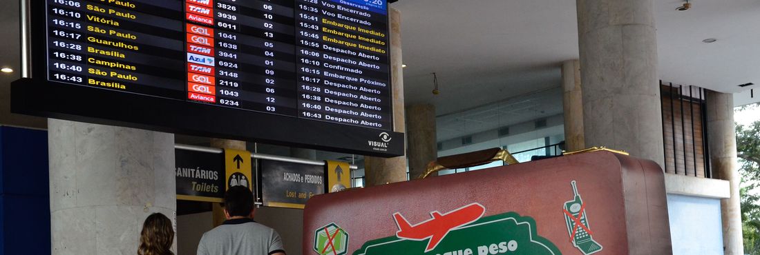 A ONG Proteste Associação de Consumidores recolhe assinaturas no Aeroporto Santos Dumont, no Rio, pelo fim da cobrança do roaming na telefonia celular