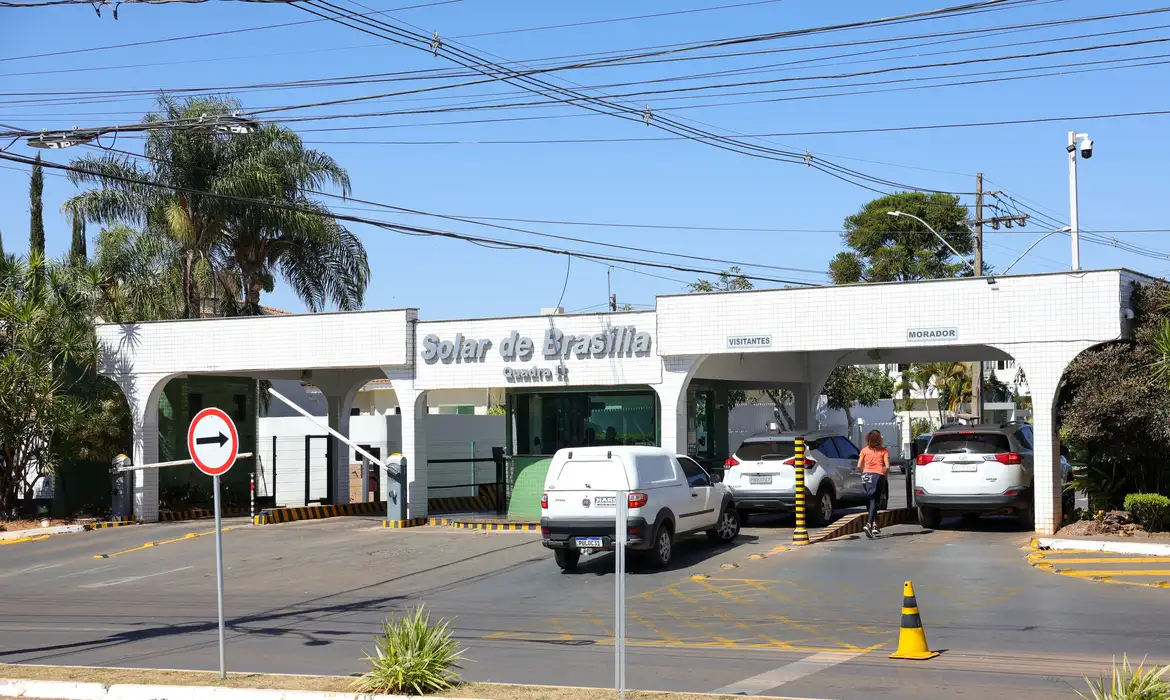 Brasília (DF) 07/08/2025 Fachada do condomínio Solar de Brasília, onde mora e cumpre prisão domiciliar o ex-presidente Jair Bolsonaro.  Foto: Fabio Rodrigues-Pozzebom/ Agência Brasil