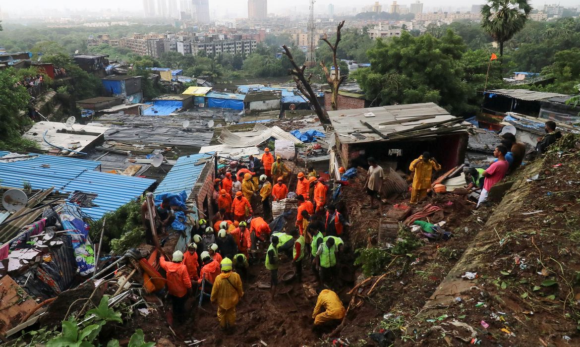 Resgate trabalha após deslizamento de terra em Mumbai