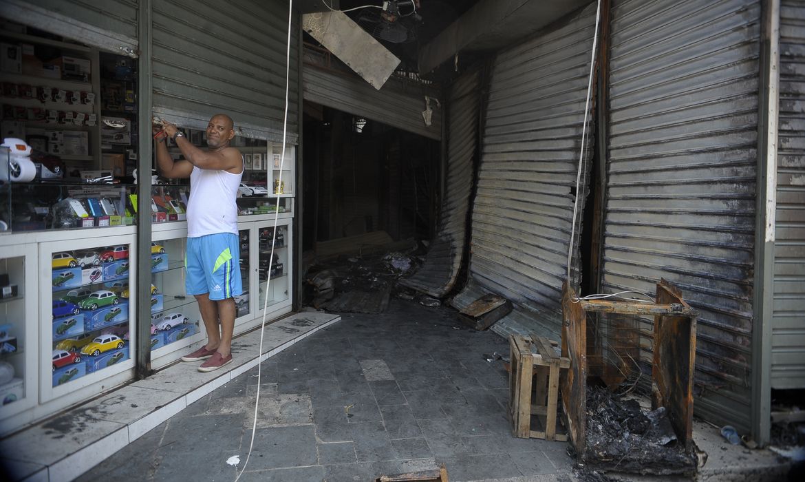 Rio de Janeiro - Incêndio destruiu diversos boxes no camelódromo da Rua Uruguaiana na madrugada do último domingo (11), no centro do Rio.