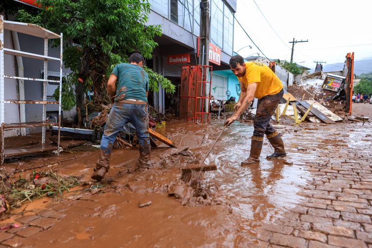 Gustavo Mansur/Palácio Piratini SINIMBU, RS, BRASIL, 03.05.2024 - Trabalho de limpeza na região de Sinumbu, devido aos estragos causados pela forte chuva no estado do Rio Grande do Sul. Foto: Gustavo Mansur/Palácio Piratini
