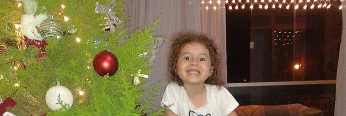 Sofia, que mora em Brasília, ajudou a mamãe a arrumar a árvore de Natal. Ficou toda contente com o resultado