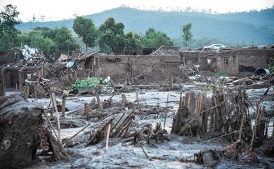 Mariana (MG) - Rompimento de duas barragens da mineradora Samarco na última quinta-feira (5). Em meio ao cenário de muita lama, barro e destruição, o que restou lembra uma cidade fantasma (Antonio Cruz/Agência Brasil)