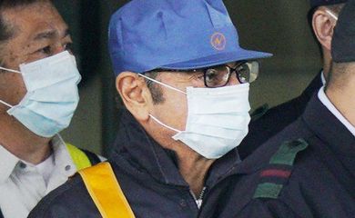 O ex-presidente da Nissan Motor Carlos Ghosn deixa a Casa de Detenção de Tóquio 