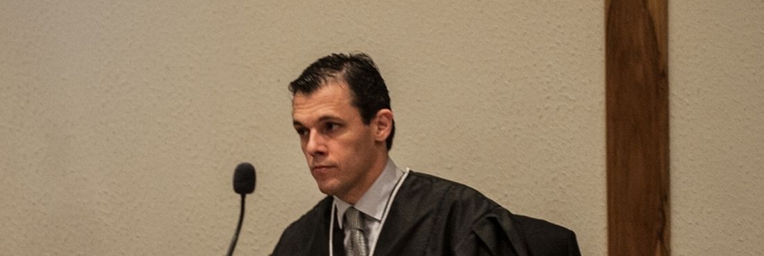 São Paulo - O juiz José Augusto Nardy Marzagão preside o júri no plenário do Fórum da Barra Funda, na zona oeste de São Paulo, onde 26 policiais militares serão julgados pelo caso que ficou conhecido há mais de 20 anos como o Massacre do Carandiru