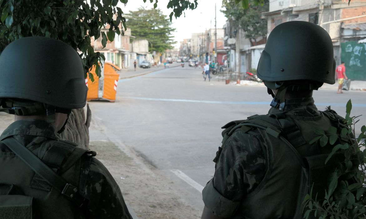 Rio de Janeiro - Soldados do Exército mantêm o controle do acesso à comunidade Vila do João, onde três militares da Força Nacional foram feridos (Vladimir Platonow/Agência Brasil)