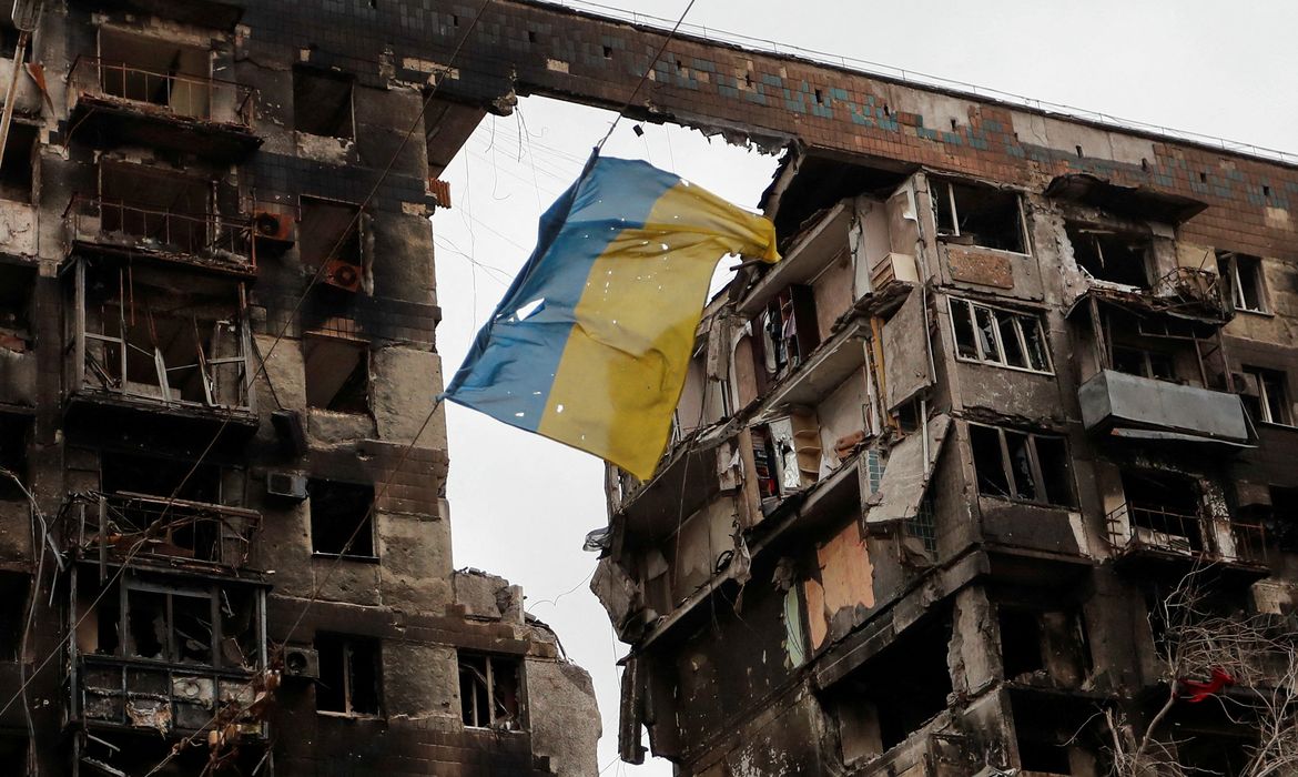 Bandeira da Ucrânia em prédio destruído na cidade ucraniana de Mariupol
