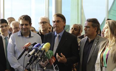 O presidente Jair Bolsonaro, fala à imprensa após reunião com prefeitos e lideranças no Palácio da Alvorada