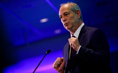 O candidato a presidente pelo PDT, Ciro Gomes, participa de encontro promovido pela União Nacional de Entidades do Comércio e Serviços (UNECS)