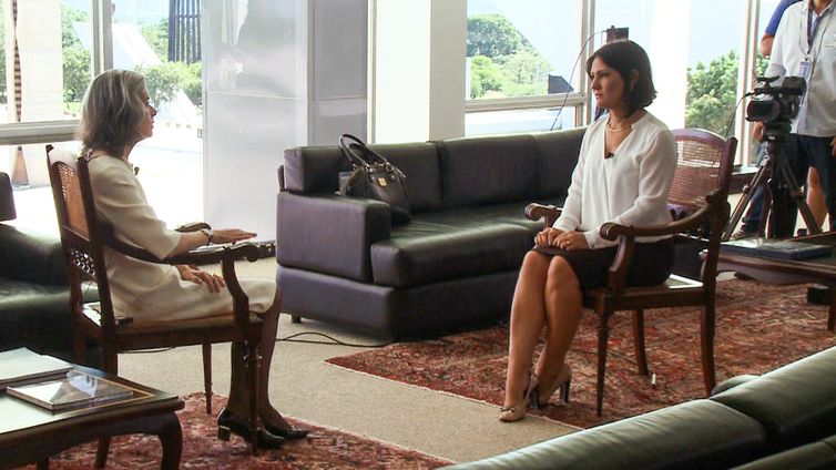 A jornalista Roseann Kennedy entrevista a presidente do STF, Cármen Lúcia - Foto Divulgação/Agência Brasil