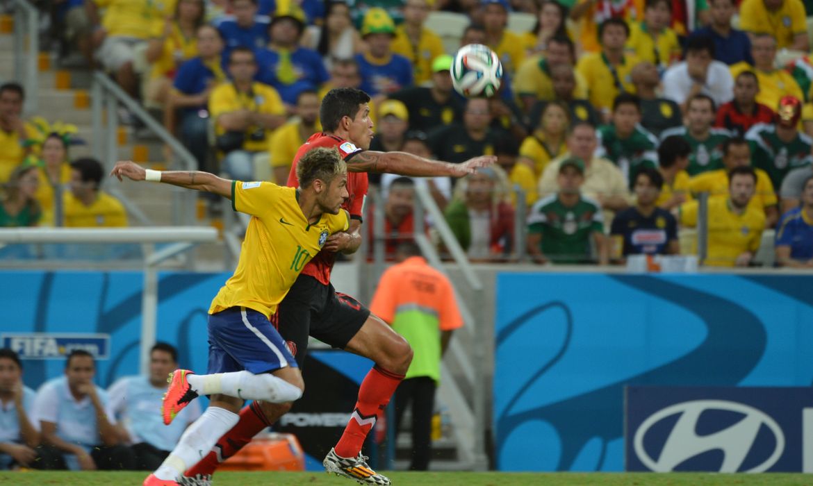 Pela segunda rodada da Copa do Mundo, a seleção brasileira esbarrou na boa marcação dos mexicanos na Arena Castelão em Fortaleza (Marcello Casal Jr/Agência Brasil)